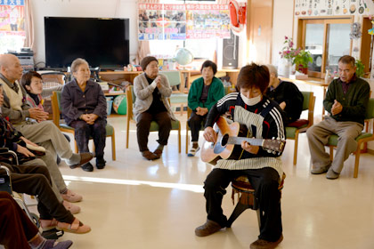 相馬先生が来るまで、みんなで歌を歌って楽しみました。