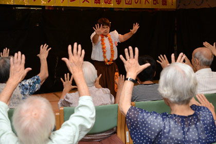 コスモス会のメンバーによる手遊び。
