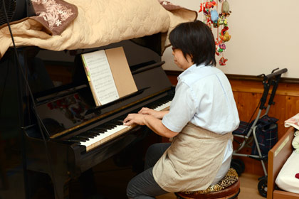 舞姫軍団のお色直し中。『えがお』スタッフのピアノ演奏で、時間をつなぎます。