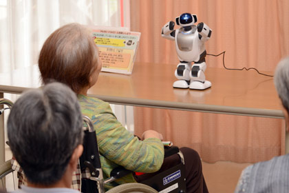 ロボットですが、笑ったり色々なポーズをとったりできるので、けっこう愛嬌があります。