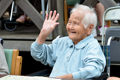 『えがお』最高齢の利用者様には、白寿（はくじゅ。99歳）のお祝いをお贈りしました。歳を重ねても、表情がとても若々しいですね。