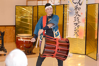 力強い太鼓のパフォーマンスを披露する鎌田先生。