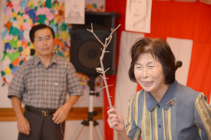 いきなり一本の木の枝を取り出した久我先生。これは一体！？横川先生も不思議そうに見ています。