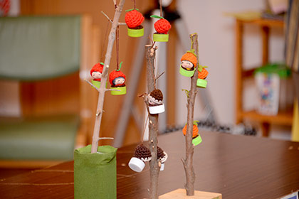 先ほどの棒は、なんと手作りの人形を飾るためのものでした。久我先生手作りの、リンゴ、栗、柿のマスコットです。かわいい！