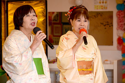 トップバッターは、ちどり姉妹のお二人。『大阪ラプソディー』を熱唱。
