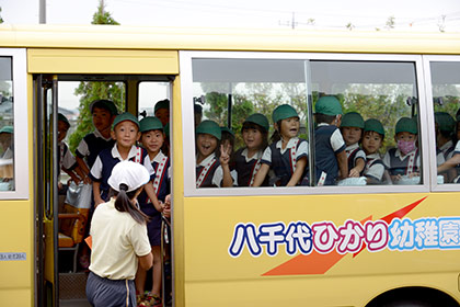 バスに乗って、園児たちがやってきました。