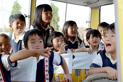 帰りのバスの中から、園児たちが外を指さしています！みんなの視線の先にあるのは…