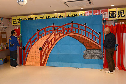 中央幼稚園の先生方特製の舞台背景。ゴージャス！