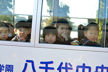 幼稚園に帰るバスの中。園児たちが見ているのは…?