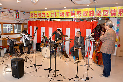 本格的な楽器を持ち込んで準備をする、坂東懐秀歌曲楽団の皆様。