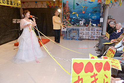 春子さんが純白のウェディングドレスで歌う『瀬戸の花嫁』。そして、紙テープでつながれた、ステージと観客席の一体感！