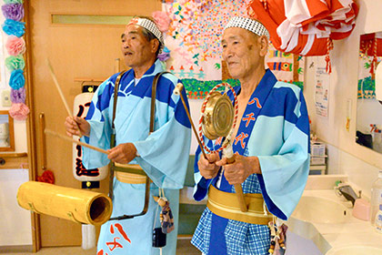 軽快なリズムで叩く竹の太鼓（左側）と、指揮者の役割を果たす「鉦」（右側）