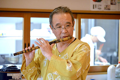 お囃子の主旋律を担当する、篠笛（しのぶえ）。お囃子の演奏の開始部分は、基本的にいつも篠笛が担当します。