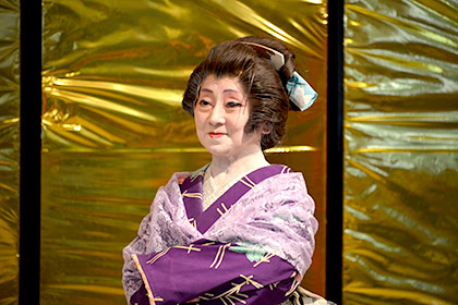 河藤たつ若先生による演舞。金屏風の前に、紫色の衣装が映えますね！