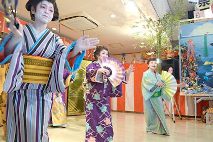 演目の最後は、鮮やかな衣装と扇子（せんす）で舞い踊られる『東京音頭』。