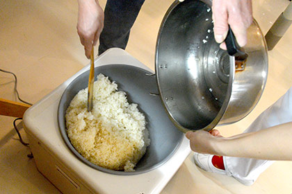 「餅つき機」のなかにもち米を入れて、おやつ用のお餅を作っていきます。（衛生を考慮して、臼と杵ではなく機械でつくりました）