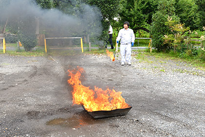 次は、実際に炎を燃やして消火の訓練を行います。勢いが強く、近寄れないほどの熱さです。