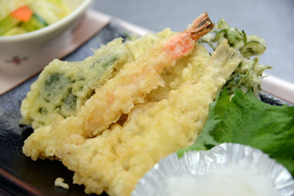 こちらも特製の天ぷら。今回は、春の七草でもある「セリ」も揚げました。