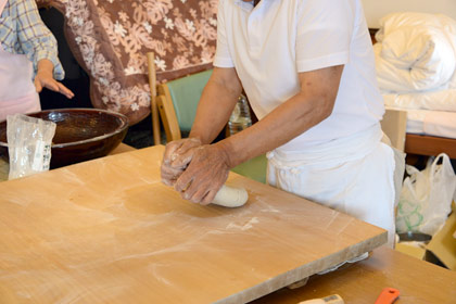 見た目より難しい「菊練り」。ここでしっかりと空気を抜いていきます。菊練は陶芸でも使われる練り方、と教えてくださいました。そんな須藤さんは、蕎麦だけでなく陶芸作品も作るそうです。