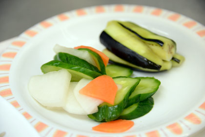 『えがお』農園で採れたばかりの野菜を使った漬物。新鮮な野菜は、シンプルな食べ方をするのが一番美味しいですね！