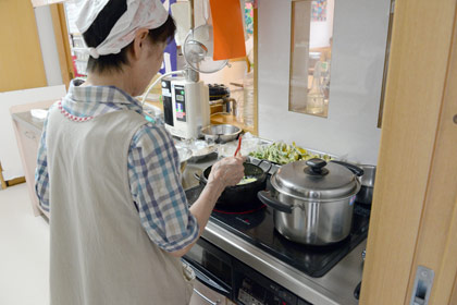 調理スタッフも、手打ち蕎麦定食の準備に取り掛かっています。新鮮な野菜を使った天ぷらを揚げているところ。