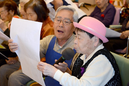 歌と踊りが得意な利用者様。本日はバスガイド・スタイルでイベント参加。