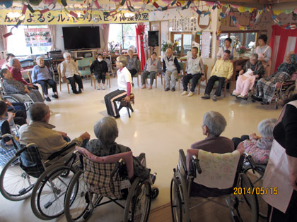 みんなで輪になって、本日の体操スタートです。