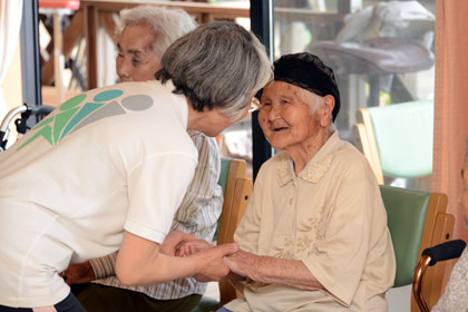 到着した相馬先生。今回も、しっかりと皆様の手を取り、声をかけてくださいます。『えがお』利用者様の中にも、先生のファンがたくさんいらっしゃるはず！