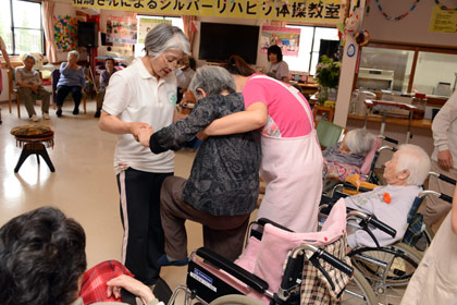 車椅子の方も挑戦。やっぱり、自分の脚を使って動けるようになるのが一番ですね。