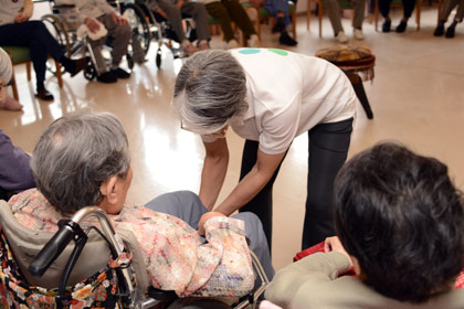 立てない方には、先生が足を動かすお手伝い。体操をしながら、少しずつ楽しく鍛えていきましょうね。