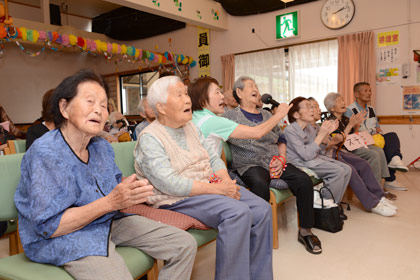 梅雨時といえばこの歌、『あめふり』も歌いました。そういえば、「蛇の目傘」という言葉は、今では使わなくなってしまいましたね。