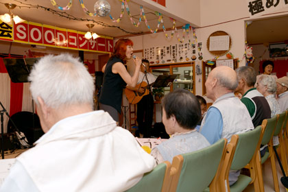 昭和10年代の歌からスタートし、古いものから順に当時の名曲を歌い上げていくYukaさん。利用者様にとっては、懐かしい思い出の曲ばかり！？