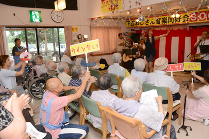 懐かしい曲だけではなく、その曲が出た頃におきた出来事や当時の流行など、懐かしいトークも繰り広げられました。利用者様には懐かしく、若い人には新鮮に感じられます。