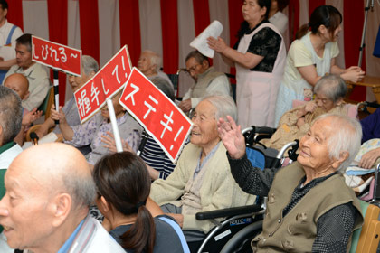 利用者様に少しでも多くイベントの雰囲気に浸っていただけるように用意した、スタッフお手製のプラカード。今回も役に立っています！「しびれる～」「握手して！」「ステキ！」