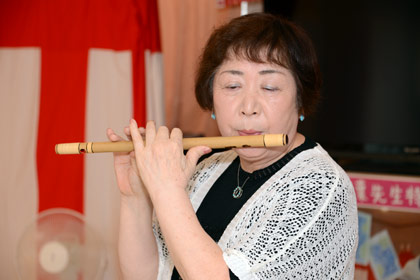 元園長先生の磯山さん。ピアノや紙芝居の他に、篠笛演奏もできちゃいます。