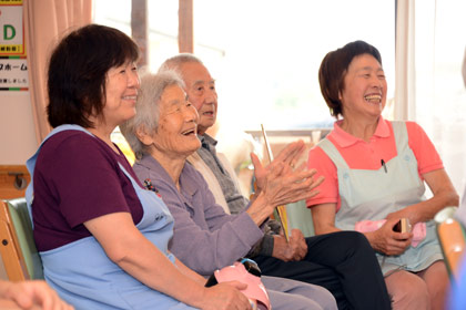 仲違いがあっても、最後は仲直りするクマとキツネの友情物語。利用者様も楽しんでいました。