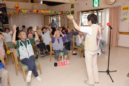 最後は、磯山さんのピアノ伴奏と一緒に体を動かして終りました。今日は、一回のイベントで様々なショーを楽しむことができました。利用者様も、時間が過ぎるのがあっという間に感じてしまったのではないでしょうか。